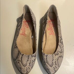 Jellypop Gray Snakeskin Flats- size 6 1/2